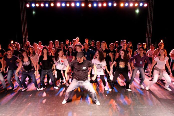 Sesc promove aula aberta de dança com coreógrafo Fly neste domingo, dia 25