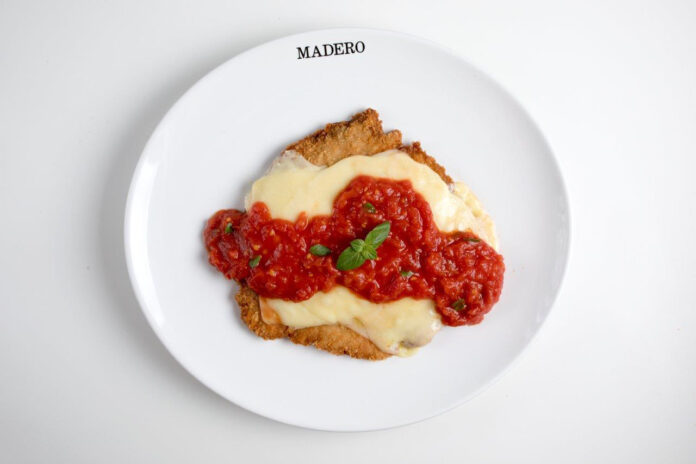 Tradição austríaca já servida como entrada, o Schnitzel tem, agora, versão parmegiana no Restaurante Madero Rubens Kato
