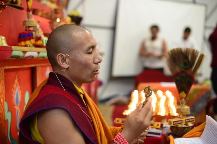 Mestre budista realiza faz cerimônia de abundância em Rio Preto