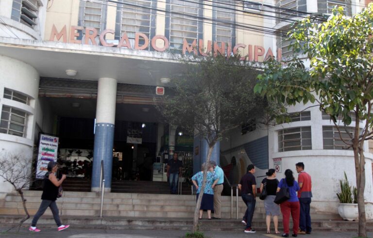 Mercadão comemora 74 anos com atrações musicais e bolo