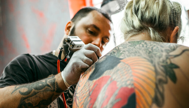 Rio Preto sedia exposição de arte com foco em tatuagem