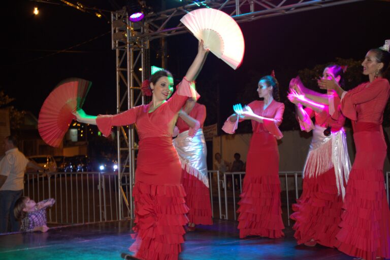 CNA en Fiesta acontece na rua, é gratuita, e traz comidas, bebidas, música e danças típicas de países hispânicos