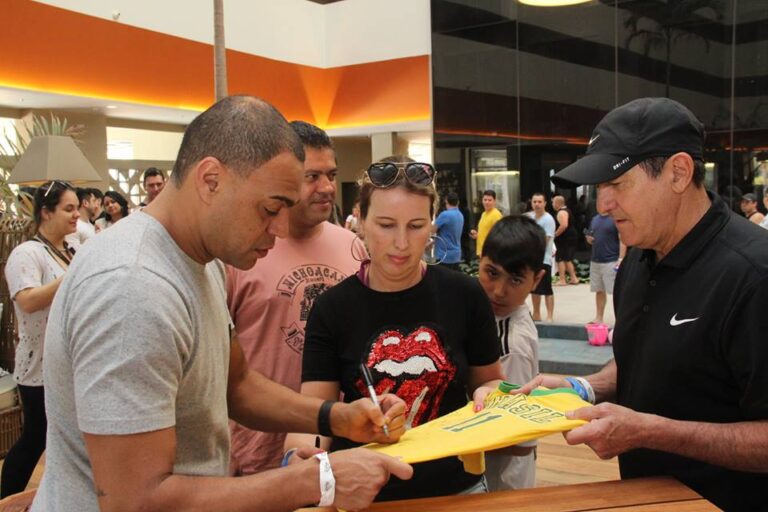 Denilson e Muricy durante Manhã de Autógrafos no Hot Beach Resort, em agosto