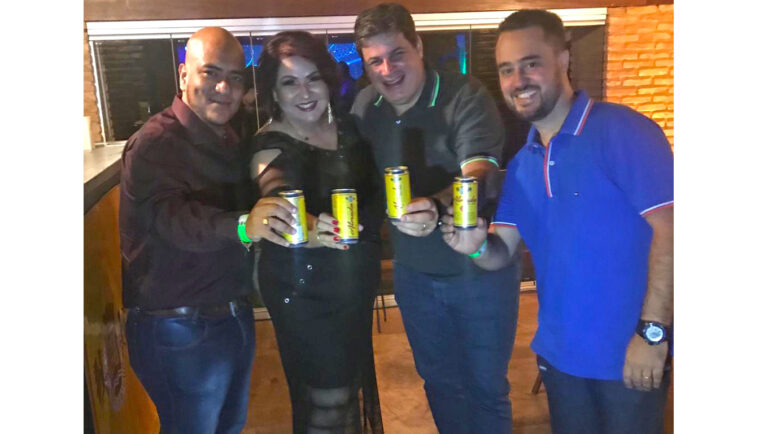 Visita traz Cerveja Almada na festa Tonight we Tanqueray e Studio M Clube da Escova