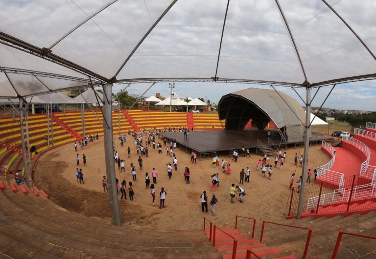 Mais de 400 crianças e convidados compõem o espetáculo de abertura do 55º Fefol