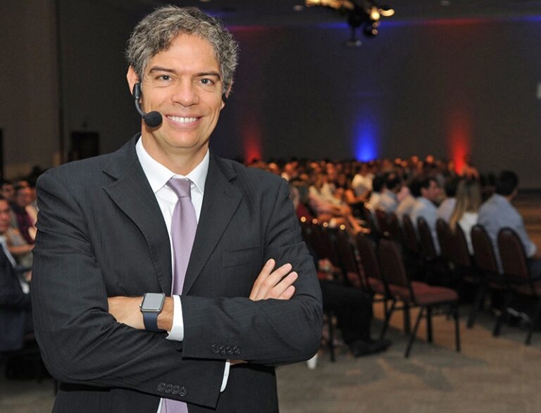 Ricardo Amorim faz palestra para médicos  em Rio Preto