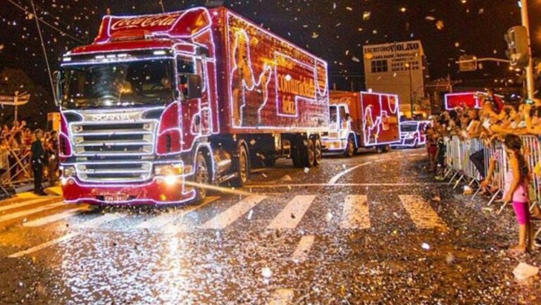 Caravana Iluminada de Natal da Coca-cola passa pela cidade e chega no Iguatemi Rio Preto