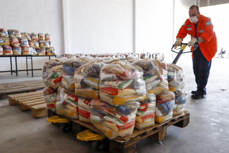 Kit de Alimentação Escolar. 27/03/20. Foto: Ivan Feitosa/Pref. Rio Preto.