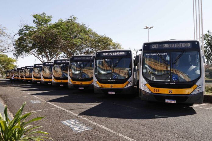 Entrega de novos ônibus com ar-condicionado e wifi da Circular Santa Luzia
