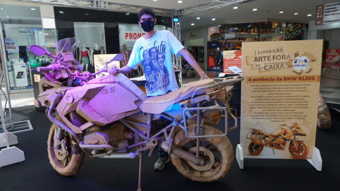 Exposição no Cidade Norte traz réplicas de motos feitas de papelão