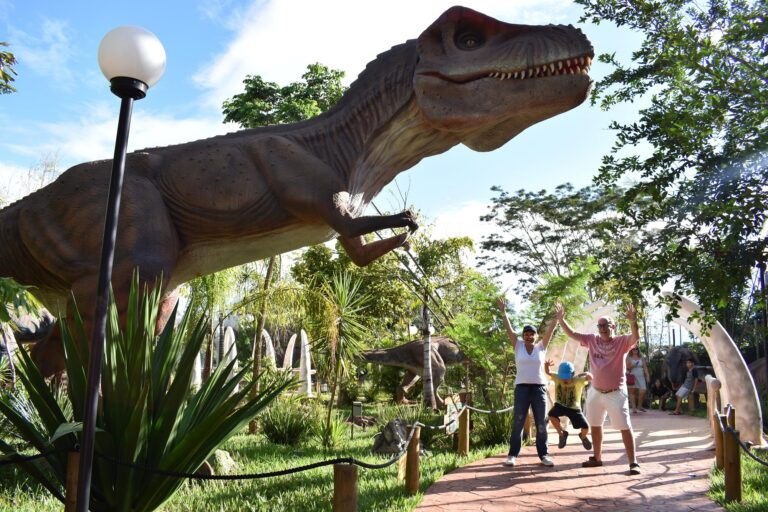 Vale dos Dinossauros em Olímpia comemora dois anos