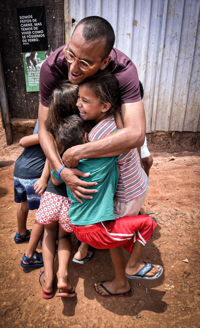 Crianças da Favela Marte, da Vila Itália, ganham festa de indústria de cosméticos de Rio Preto