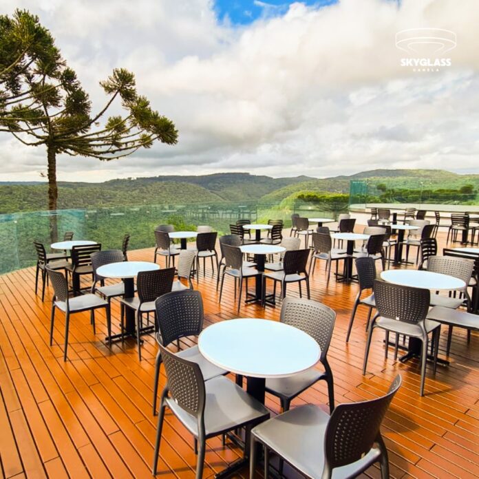 Em dezembro, o Skyglass Canela, primeira plataforma de vidro da América Latina e a maior do mundo, lançou o deck do pôr do sol, mais uma opção para os visitantes apreciarem a beleza do Vale da Ferradura.