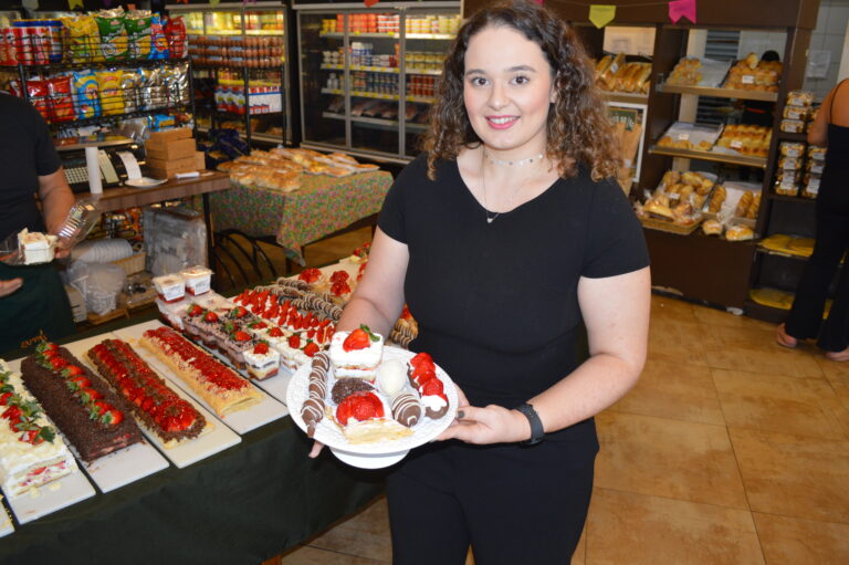 O inverno traz com ele a safra do morango, estrela principal de bolos e doces na estação