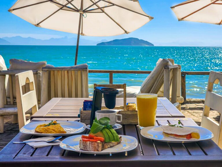 Café da manhã com vista para a praia de Manguinhos