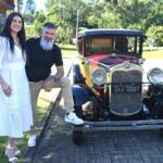 - Model A Village - Andréia e Ronei ao lado do Ford Tudor - Foto Adair Santos (Divulgação)