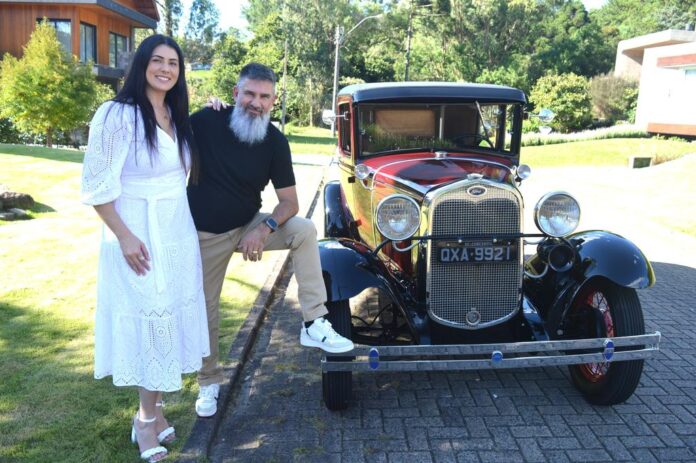 - Model A Village - Andréia e Ronei ao lado do Ford Tudor - Foto Adair Santos (Divulgação)