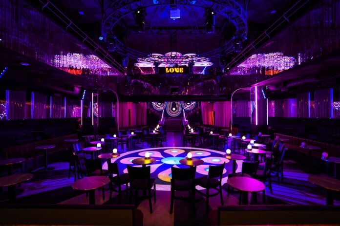 Noite Entreaberto agita o Love Cabaret em São Paulo