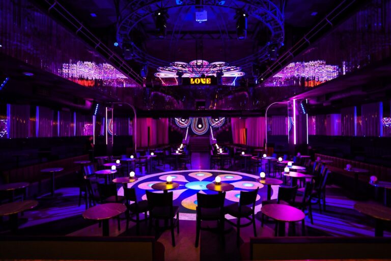 Noite Entreaberto agita o Love Cabaret em São Paulo