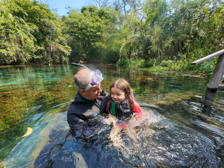 Nascente Azul, em Bonito, tem ecoturismo para toda a família