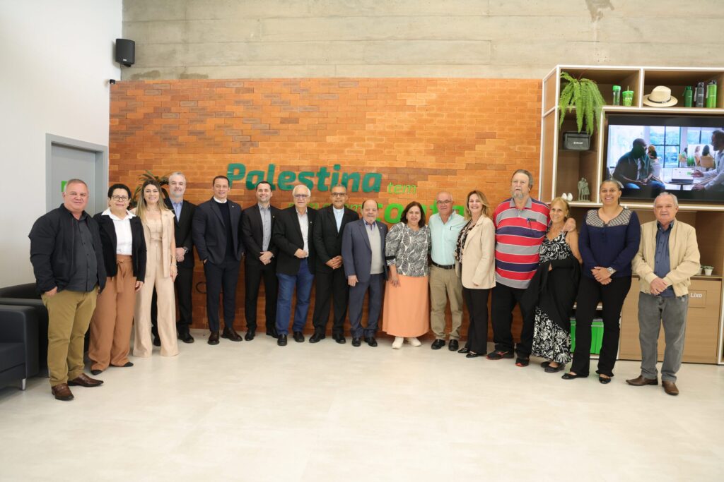 A reinauguração da agência Sicredi em Palestina reuniu lideranças da cooperativa, autoridades municipais e representantes da comunidade. Na foto, o presidente da Sicredi Noroeste SP, Dr. José Cuginotti, o vice-presidente Dr. Olávo Amorim, a diretora executiva Cássia Capriolli, os diretores Leonardo Cruz e Juliano Fuzinatto, além do prefeito Reinaldo Cunha, do vice-prefeito Dr. Nacarato, representantes da educação municipal, lideranças do Legislativo e da comunidade local.