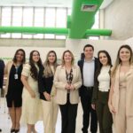 Colaboradores da agência Sicredi Palestina e lideranças da cooperativa durante a reinauguração da nova estrutura. Na foto estão representantes das áreas de negócios, atendimento e operações, acompanhados pela diretora executiva da Sicredi Noroeste SP, Cássia Capriolli, e pelo diretor de Negócios, Leonardo Cruz.