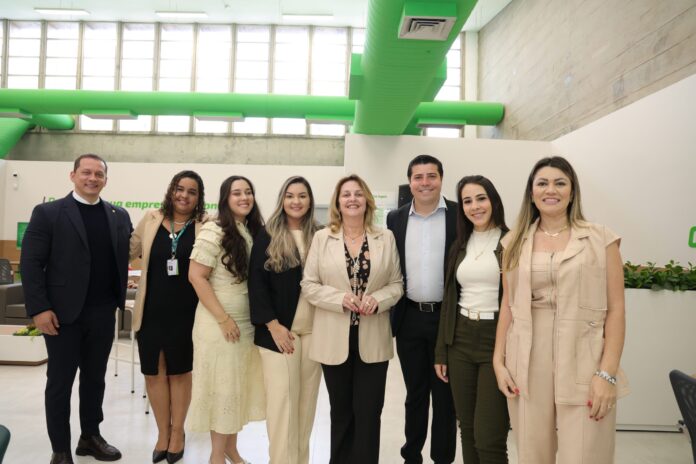 Colaboradores da agência Sicredi Palestina e lideranças da cooperativa durante a reinauguração da nova estrutura. Na foto estão representantes das áreas de negócios, atendimento e operações, acompanhados pela diretora executiva da Sicredi Noroeste SP, Cássia Capriolli, e pelo diretor de Negócios, Leonardo Cruz.